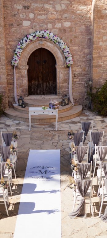 minthis courtyard wedding ceremony setup